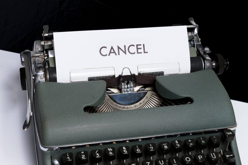 Máquina de escribir con la palabra cancel en el papel